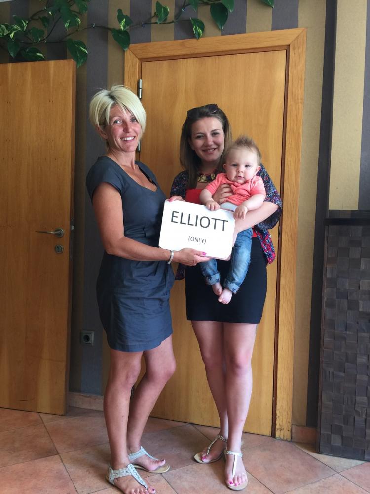 Andrea - Elliot - Lauren: With the Elliot only sign that we used at the airport